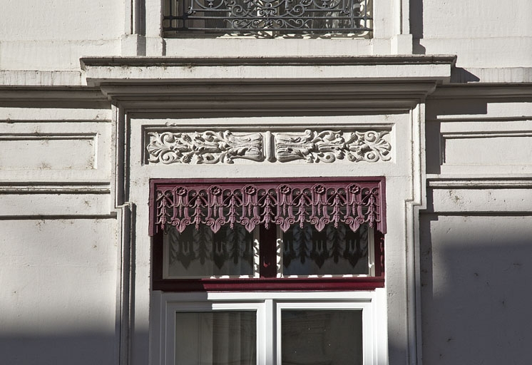 Façade antérieure : détail d'un linteau et du lambrequin de store d'une fenêtre. © Yves Sancey / Région Bourgogne-Franche-Comté, Inventaire du patrimoine - 2012