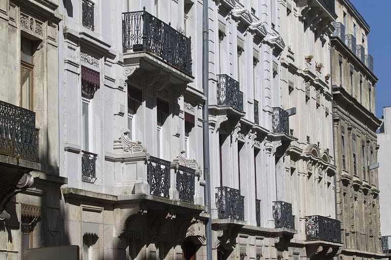 Façade antérieure : détail des balcons des premier et deuxième étages, de trois quarts gauche. © Yves Sancey / Région Bourgogne-Franche-Comté, Inventaire du patrimoine - 2012