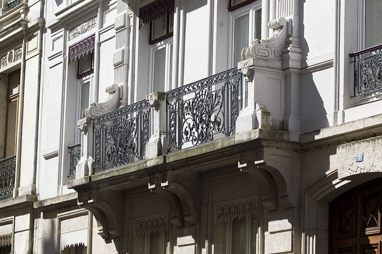 Façade antérieure : détail du balcon du premier étage, de trois quarts droit. © Yves Sancey / Région Bourgogne-Franche-Comté, Inventaire du patrimoine - 2012