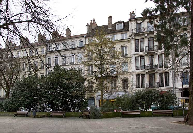 Vue d'ensemble dans l'alignement de la rue depuis le square Saint-Amour. © Yves Sancey / Région Bourgogne-Franche-Comté, Inventaire du patrimoine - 2012