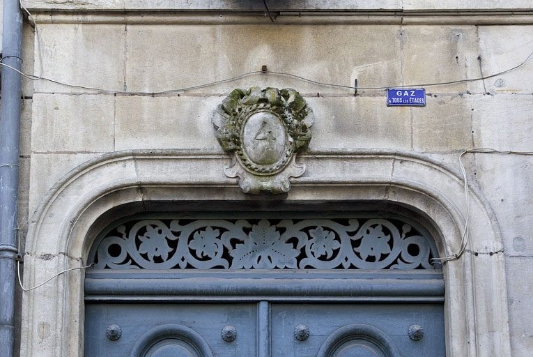 Façade antérieure : détail de la partie supérieure du portail d'entrée. © Yves Sancey / Région Bourgogne-Franche-Comté, Inventaire du patrimoine - 2012