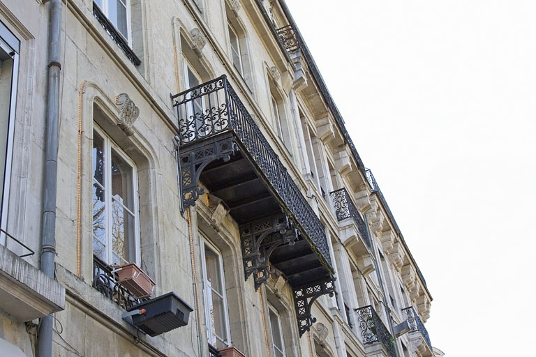 Façade antérieure : détail du balcon du deuxième étage, de trois quarts gauche. © Yves Sancey / Région Bourgogne-Franche-Comté, Inventaire du patrimoine - 2012