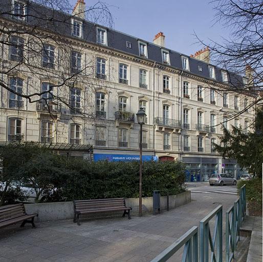 Vue d'ensemble dans l'alignement de la rue, depuis le square Saint-Amour. © Yves Sancey / Région Bourgogne-Franche-Comté, Inventaire du patrimoine - 2012