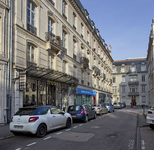 Vue d'ensemble de la façade rue Léonel de Moustier, de trois quarts gauche. © Yves Sancey / Région Bourgogne-Franche-Comté, Inventaire du patrimoine - 2012
