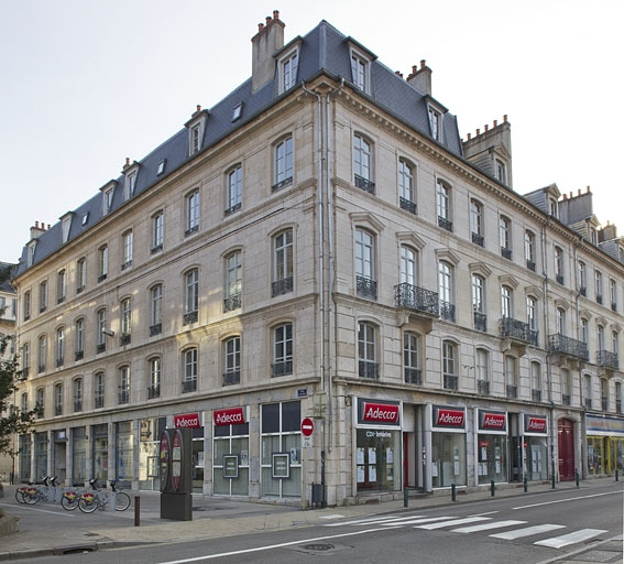 Vue d'ensemble de la façade rue Léonel de Moustier et de la façade latéral droite, de trois quarts droit. © Yves Sancey / Région Bourgogne-Franche-Comté, Inventaire du patrimoine - 2012