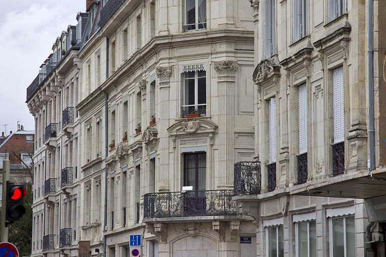 Vue d'ensemble du pan coupé et de la façade sur la rue Proudhon à partir du premier étage, de trois quarts droit. © Yves Sancey / Région Bourgogne-Franche-Comté, Inventaire du patrimoine - 2012