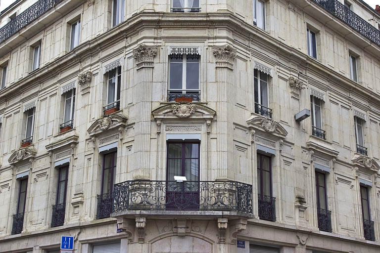 Vue d'ensemble de l'angle à pan coupé à partir du premier étage. © Yves Sancey / Région Bourgogne-Franche-Comté, Inventaire du patrimoine - 2012