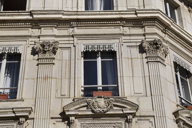 Façade antérieure, décor : détail de deux pilastres cannelés à chapiteaux corinthiens. © Yves Sancey / Région Bourgogne-Franche-Comté, Inventaire du patrimoine - 2012