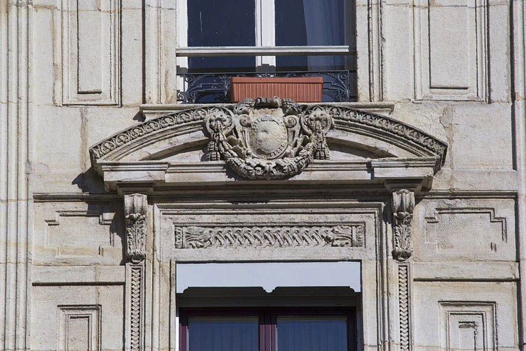 Façade antérieure, angle à pan coupé : détail du fronton cintré ornant la baie du premier étage. © Yves Sancey / Région Bourgogne-Franche-Comté, Inventaire du patrimoine - 2012