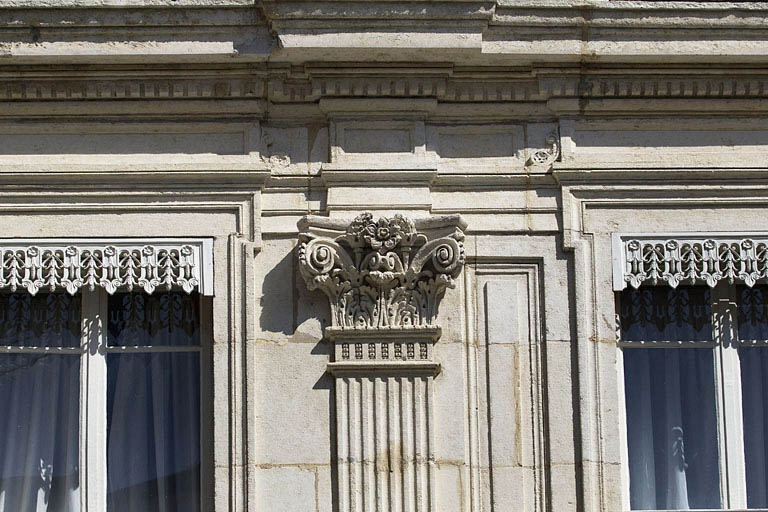 Façade antérieure, décor : détail d'un chapiteau corinthien. © Yves Sancey / Région Bourgogne-Franche-Comté, Inventaire du patrimoine - 2012