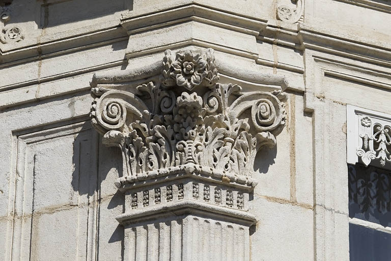 Façade antérieure, décor, pilastre d'angle : détail d'un chapiteau corinthien. © Yves Sancey / Région Bourgogne-Franche-Comté, Inventaire du patrimoine - 2012