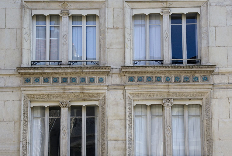 Façade antérieure : détail du décor des fenêtres des premier et deuxième étages : de face. © Yves Sancey / Région Bourgogne-Franche-Comté, Inventaire du patrimoine - 2012