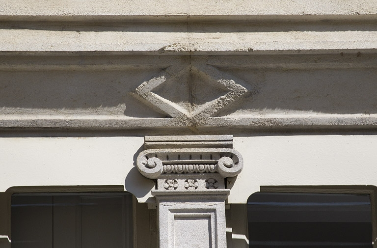 Façade antérieure, fenêtre du deuxième étage : détail d'un chapiteau ionique couronnant le meneau. © Yves Sancey / Région Bourgogne-Franche-Comté, Inventaire du patrimoine - 2012