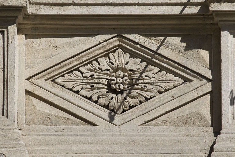 Façade antérieure, fenêtres du premier étage : détail d'un motif en losange sous une fenêtre. © Yves Sancey / Région Bourgogne-Franche-Comté, Inventaire du patrimoine - 2012
