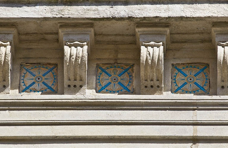 Façade antérieure : détail du décor en céramique de la corniche. © Yves Sancey / Région Bourgogne-Franche-Comté, Inventaire du patrimoine - 2012