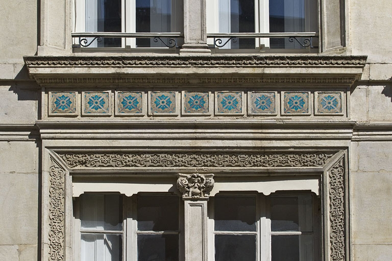 Façade antérieure : détail du décor en céramique au-dessus des fenêtres du premier étage. © Yves Sancey / Région Bourgogne-Franche-Comté, Inventaire du patrimoine - 2012