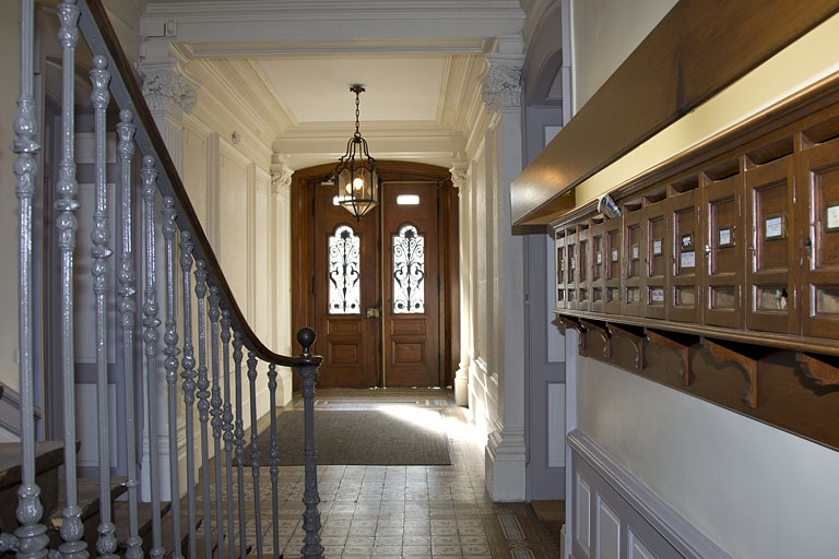 Intérieur : vue du vestibule depuis l'escalier. © Yves Sancey / Région Bourgogne-Franche-Comté, Inventaire du patrimoine - 2012 Intérieur : vue du vestibule depuis l'escalier. © Yves Sancey / Région Bourgogne-Franche-Comté, Inventaire du patrimoine - 2012
