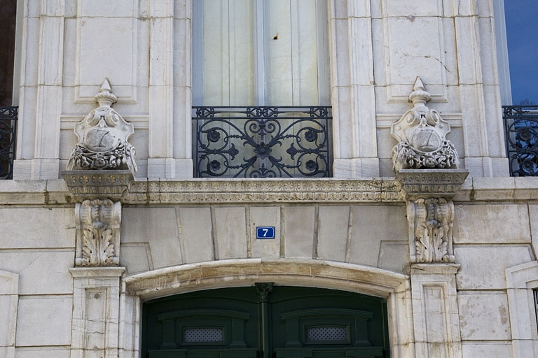 Façade antérieure : détail des décors cantonnant la porte d'entrée. © Yves Sancey / Région Bourgogne-Franche-Comté, Inventaire du patrimoine - 2012 Façade antérieure : détail des décors cantonnant la porte d'entrée. © Yves Sancey / Région Bourgogne-Franche-Comté, Inventaire du patrimoine - 2012