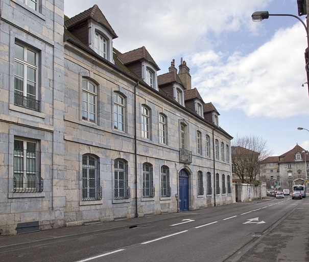 Vue d'ensemble depuis la rue, de trois quarts gauche. © Yves Sancey / Région Bourgogne-Franche-Comté, Inventaire du patrimoine - 2012