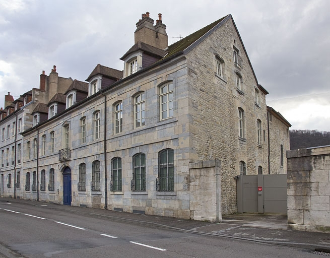 Vue d'ensemble depuis la rue, de trois quarts droit. © Yves Sancey / Région Bourgogne-Franche-Comté, Inventaire du patrimoine - 2012