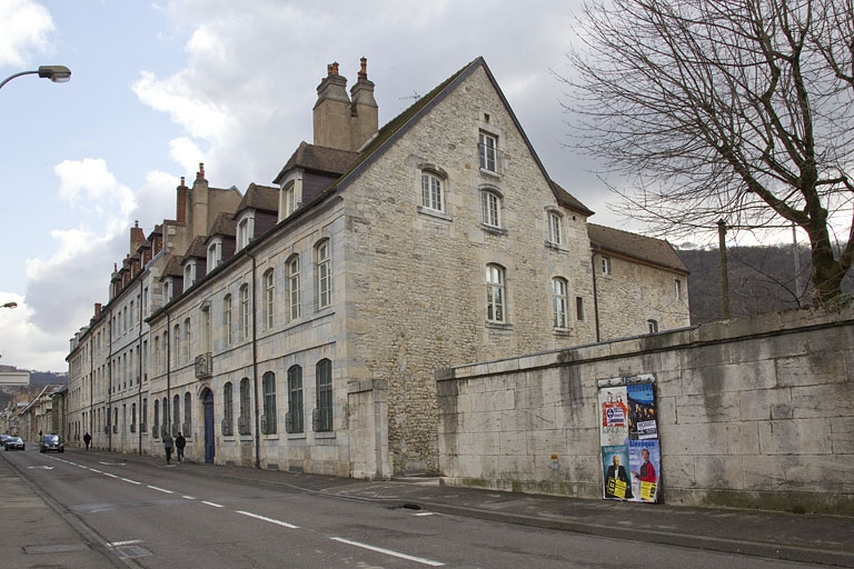 Vue d'ensemble dans l'alignement de la rue, de trois quarts droit. © Yves Sancey / Région Bourgogne-Franche-Comté, Inventaire du patrimoine - 2012