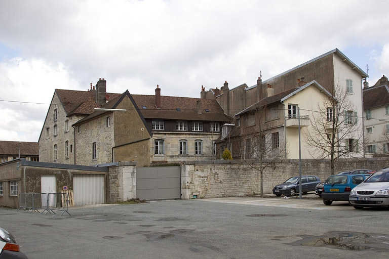 Vue d'ensemble de l'arrière de l'édifice, de trois quarts gauche. © Yves Sancey / Région Bourgogne-Franche-Comté, Inventaire du patrimoine - 2012