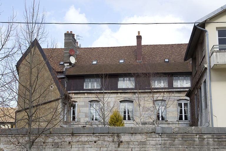 Vue de la façade postérieure depuis l'extérieur de la parcelle. © Yves Sancey / Région Bourgogne-Franche-Comté, Inventaire du patrimoine - 2012