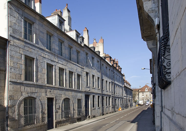 Vue d'ensemble dans l'alignement de la rue, de trois quarts gauche. © Yves Sancey / Région Bourgogne-Franche-Comté, Inventaire du patrimoine - 2012