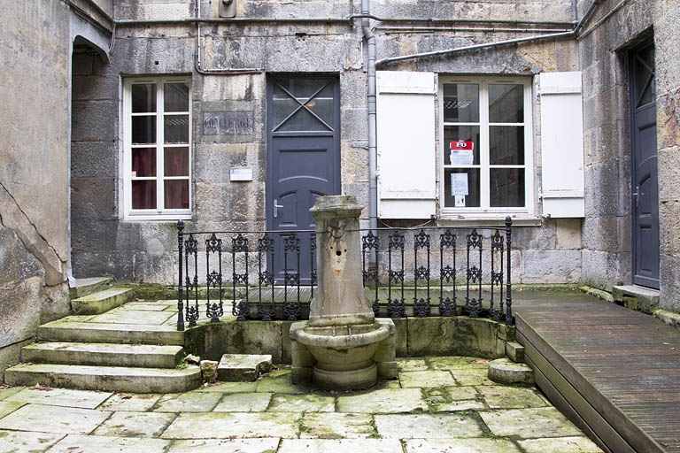 Vue du rez-de-chaussée du logis en fond de cour. © Yves Sancey / Région Bourgogne-Franche-Comté, Inventaire du patrimoine - 2012