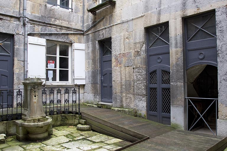 Vue d'une partie de l'aile droite, de trois quarts gauche. © Yves Sancey / Région Bourgogne-Franche-Comté, Inventaire du patrimoine - 2012