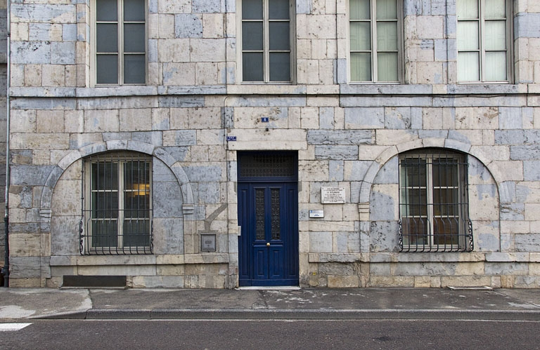 Logis principal, façade antérieure : détail du rez-de-chaussée, de face. © Yves Sancey / Région Bourgogne-Franche-Comté, Inventaire du patrimoine - 2012