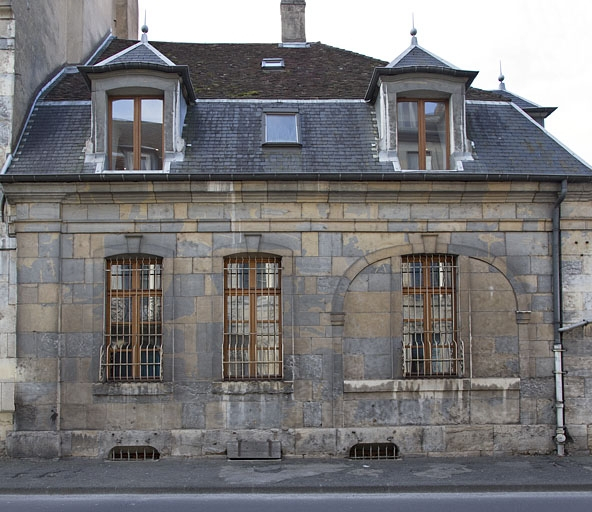 Logis principal, façade latérale gauche : vue d'ensemble, de face. © Yves Sancey / Région Bourgogne-Franche-Comté, Inventaire du patrimoine - 2012