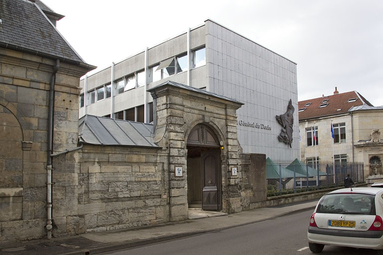 Détail du portail dans clôture, de trois quarts gauche. © Yves Sancey / Région Bourgogne-Franche-Comté, Inventaire du patrimoine - 2012