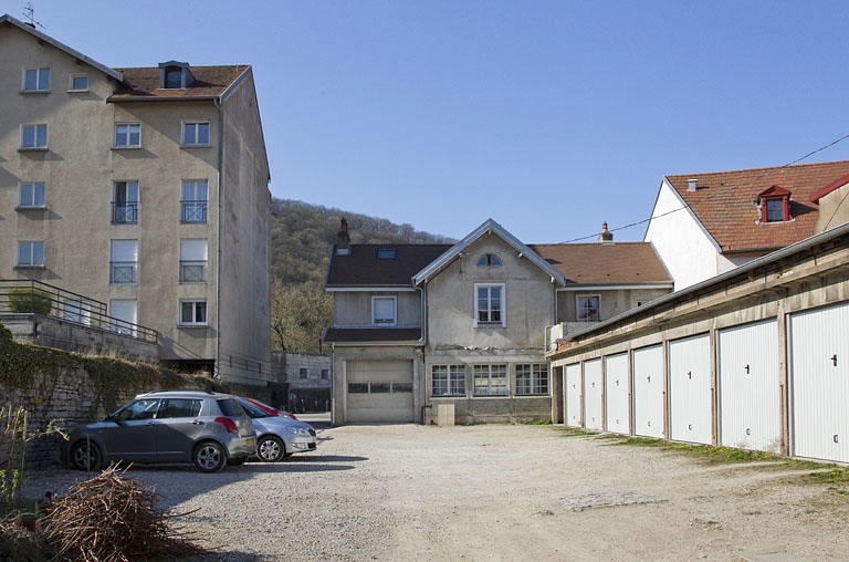 Vue du logis secondaire au fond de la deuxième cour. © Yves Sancey / Région Bourgogne-Franche-Comté, Inventaire du patrimoine - 2012