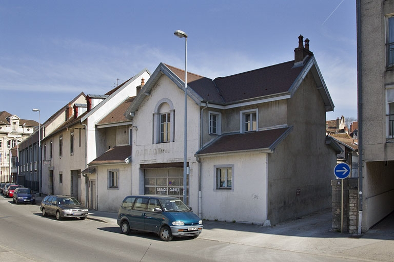 Logis secondaire au fond de la deuxième cour : vue d'ensemble depuis l'avenue de la Gare d'Eau, de tois quarts droit. © Yves Sancey / Région Bourgogne-Franche-Comté, Inventaire du patrimoine - 2012