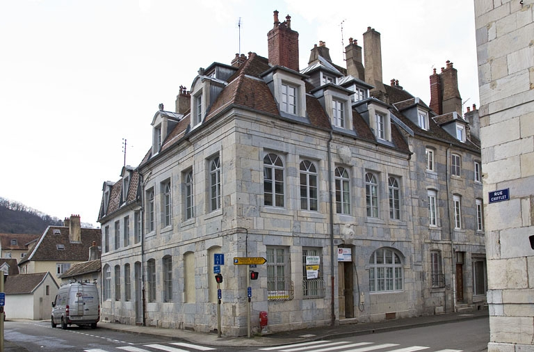 Vue d'ensemble depuis la rue, de trois quarts gauche. © Yves Sancey / Région Bourgogne-Franche-Comté, Inventaire du patrimoine - 2012