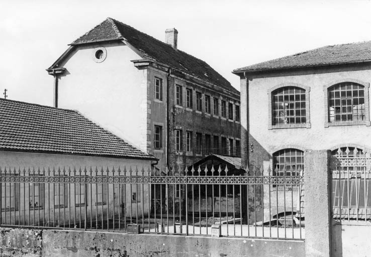 Magasin et atelier de fabrication ouest en 1980. © Raphaël  Favereaux (reproduction) / Région Bourgogne-Franche-Comté, Inventaire du patrimoine - 2012 Magasin et atelier de fabrication ouest en 1980. © Raphaël  Favereaux (reproduction) / Région Bourgogne-Franche-Comté, Inventaire du patrimoine - 2012