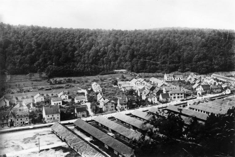 Entrepôts industriels au sud de l'usine et cité ouvrière. © Raphaël  Favereaux (reproduction) / Région Bourgogne-Franche-Comté, Inventaire du patrimoine - 2012 Entrepôts industriels au sud de l'usine et cité ouvrière. © Raphaël  Favereaux (reproduction) / Région Bourgogne-Franche-Comté, Inventaire du patrimoine - 2012