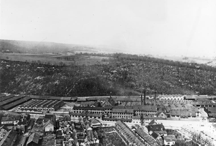Vue aérienne depuis l'ouest. © Raphaël  Favereaux (reproduction) / Région Bourgogne-Franche-Comté, Inventaire du patrimoine - 2012 Vue aérienne depuis l'ouest. © Raphaël  Favereaux (reproduction) / Région Bourgogne-Franche-Comté, Inventaire du patrimoine - 2012