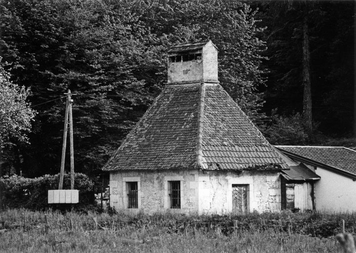 Séchoir-buanderie en 1979. © Raphaël  Favereaux (reproduction) / Région Bourgogne-Franche-Comté, Inventaire du patrimoine - 2012