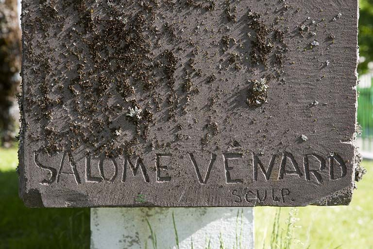 Signature sur la face latérale gauche. © Yves Sancey / Région Bourgogne-Franche-Comté, Inventaire du patrimoine - 2012