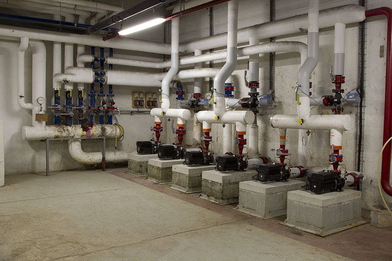 Bâtiment de l'internat ouest, chaufferie : les pompes. © Yves Sancey / Région Bourgogne-Franche-Comté, Inventaire du patrimoine - 2012