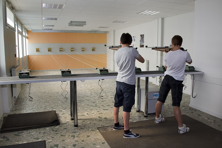Jonction des bâtiments de l'infirmerie et des salles techniques-internat : élèves au stand de tir. © Yves Sancey / Région Bourgogne-Franche-Comté, Inventaire du patrimoine - 2012