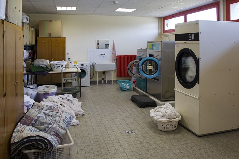 Bâtiment de l'internat ouest, lingerie : les machines à laver et à sécher. © Yves Sancey / Région Bourgogne-Franche-Comté, Inventaire du patrimoine - 2012