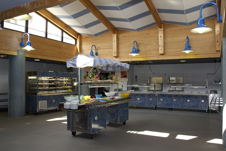 Restauration : vue d'ensemble du self-service. © Yves Sancey / Région Bourgogne-Franche-Comté, Inventaire du patrimoine - 2012