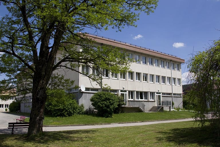 Ancien externat 1er cycle : façades postérieure et latérale gauche. © Yves Sancey / Région Bourgogne-Franche-Comté, Inventaire du patrimoine - 2012