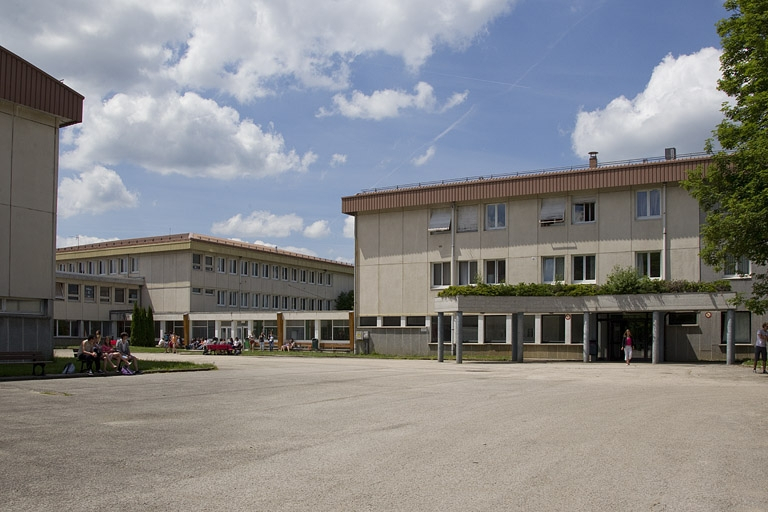 Ancien bâtiment des classes scientifiques, galerie et bâtiment de l'infirmerie. © Yves Sancey / Région Bourgogne-Franche-Comté, Inventaire du patrimoine - 2012