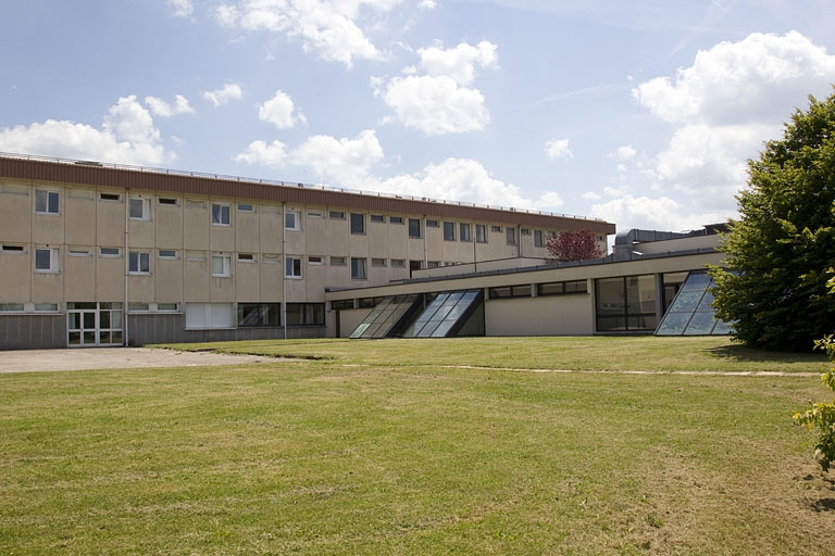 Face postérieure du bâtiment de l'infirmerie et restauration. © Yves Sancey / Région Bourgogne-Franche-Comté, Inventaire du patrimoine - 2012