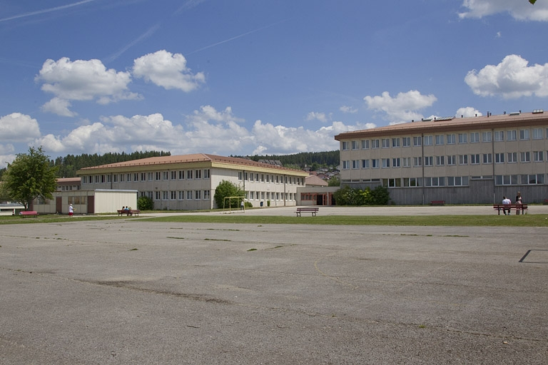 Ancien bâtiment des classe scientifiques, depuis les terrains de jeu à l'ouest. © Yves Sancey / Région Bourgogne-Franche-Comté, Inventaire du patrimoine - 2012