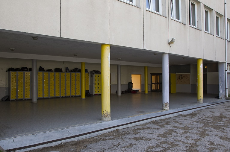 Ancien externat 2e cycle : préau. © Yves Sancey / Région Bourgogne-Franche-Comté, Inventaire du patrimoine - 2012